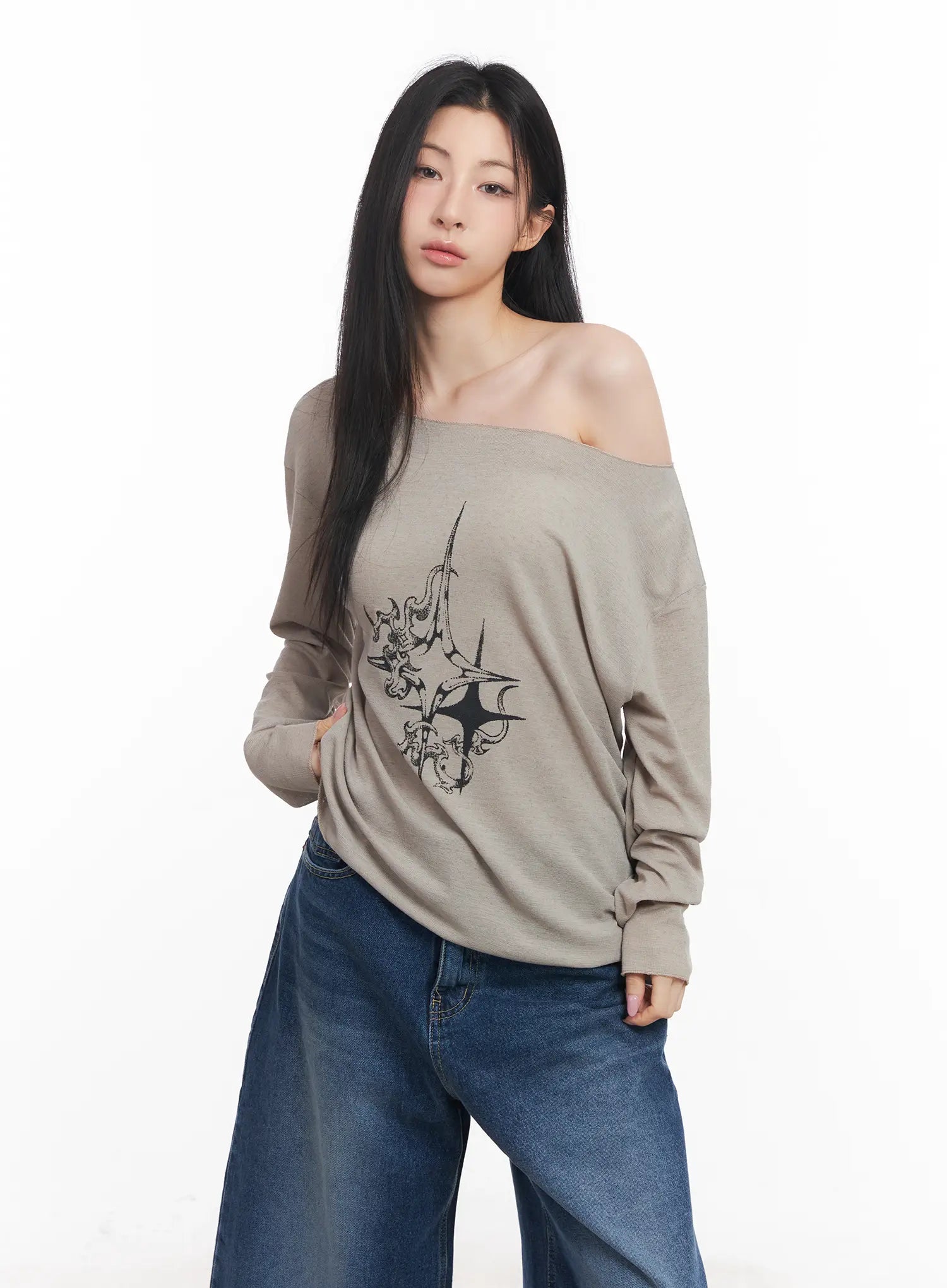 Loose-Fit Long Sleeve Graphic Top CU510