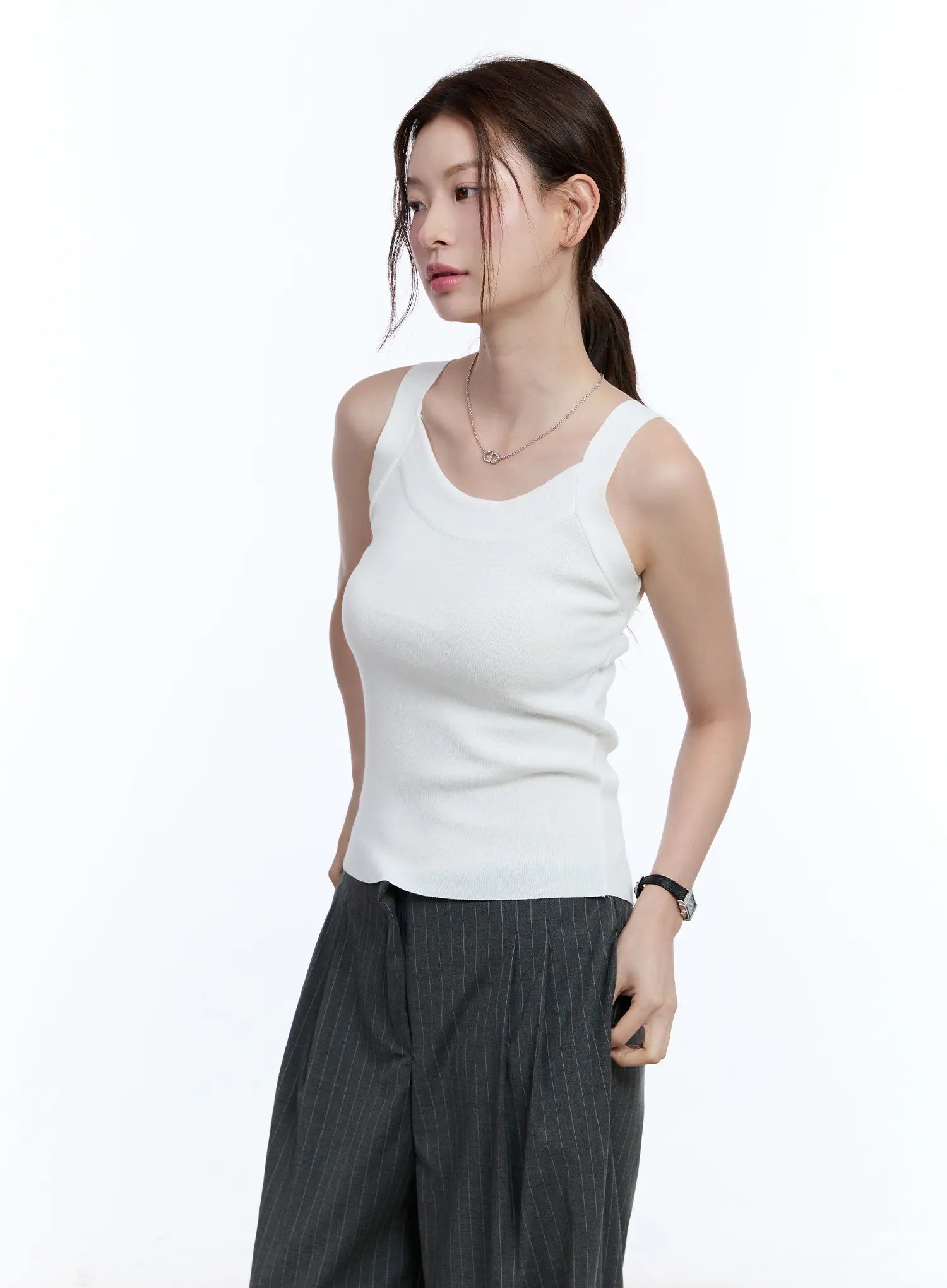 Slim-Fit Sleeveless Sweater CU513