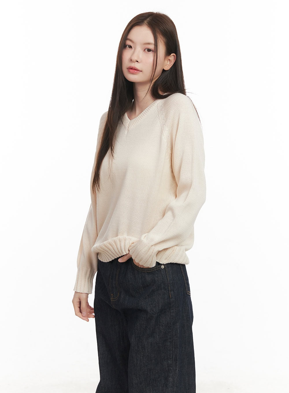 Basic Relaxed-Fit V-Neck Sweater CM512